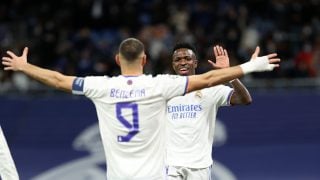 Benzema y Vinicius se abrazan tras uno de los goles ante el Shakhtar (Getty).