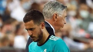 Hazard y Ancelotti, durante un partido del Real Madrid. (AFP)