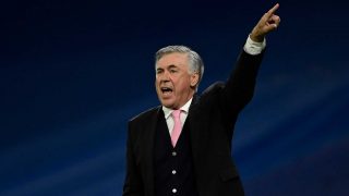 Ancelotti da instrucciones a sus jugadores (AFP)