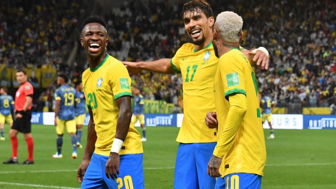 Vinicius celebra un gol con Brasil