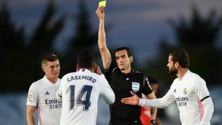 Juan Martínez Munuera le muestra una amarilla a Casemiro durante un partido del Real Madrid. (Getty)