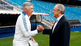 Ancelotti saluda a Florentino Pérez. (Realmadrid.com)
