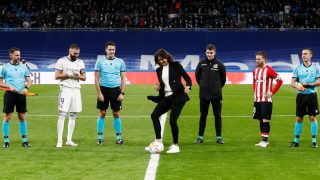 Garbiñe Muguruza realizó el saque de honor en el Bernabéu. (Realmadrid.com)
