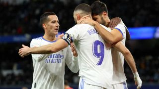 Benzema celebra con Lucas Vázquez y Asensio el gol que dio la victoria al Real Madrid ante el Athletic (Getty)