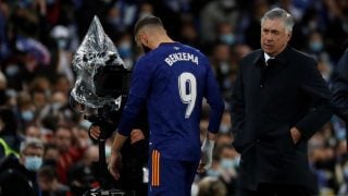 Ancelotti mira a Benzema cuando se retira lesionado. (EFE)