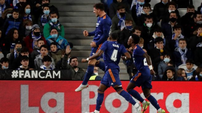 Jovic celebra un gol con Alaba y Vinicius.