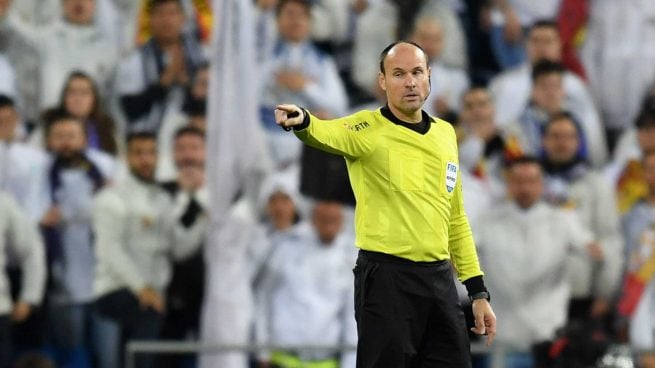 Mateu Lahoz amarga a Ancelotti en los derbis