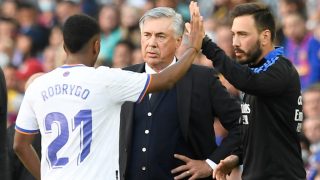 Rodrygo saluda a Davide en un partido del Real Madrid. (AFP)