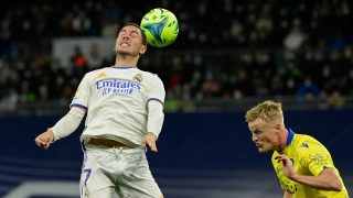 Hazard intenta golpear un balón. (AFP)