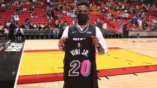 Vinicius posa con la camiseta de Miami Heat. (@NBASpain)