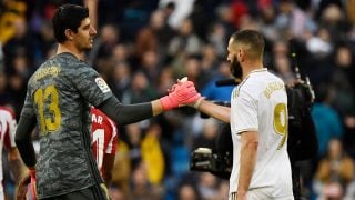 Courtois y Benzema, en un partido del Real Madrid. (AFP)