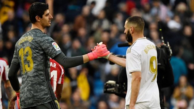 Courtois y Benzema, en un partido del Real Madrid