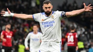 Benzema celebra el 1-0 del Real Madrid ante el Valencia. (AFP)