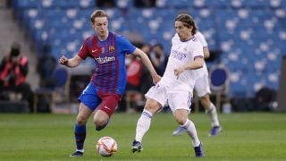 Modric y De Jong disputan un balón en la Supercopa.