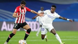 Raúl García y Vinicius disputan un balón (Getty).