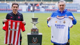 Marcelino y Ancelotti posan con la Supercopa. (RFEF)