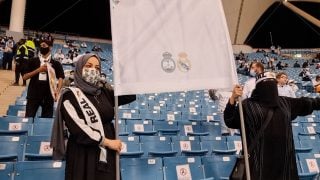 Dos fans de Benzema nos demuestran que las mujeres sí pueden ir al fútbol en Arabia
