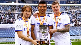 Casemiro, Kroos y Modric con la Supercopa. (RFEF)