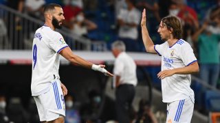 Karim Benzema celebra un gol con Luka Modric. (AFP)