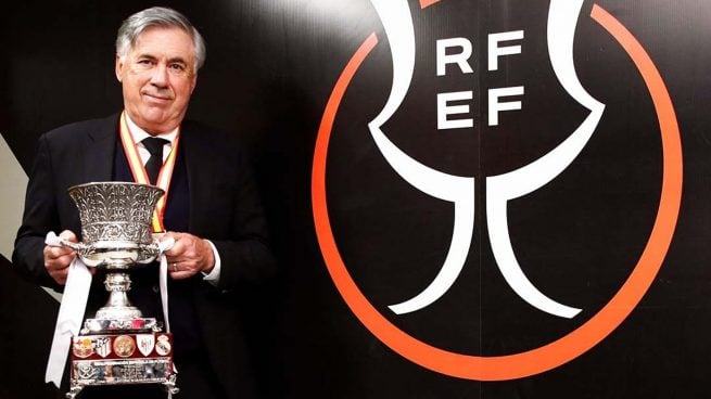 Carlo Ancelotti posa con la Supercopa de España.