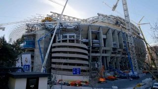 El nuevo Bernabéu está apuntalando sus esquinas.