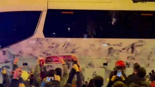 Al Real Madrid le rompen una luna del autobús a su llegada a San Mamés.