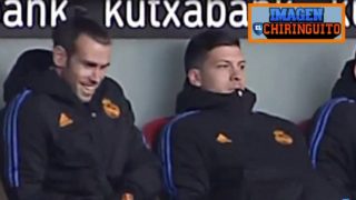 Bale se ríe cuando Hazard deja de calentar.