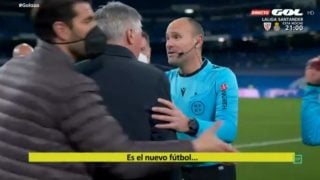Mateu Lahoz explica a Ancelotti por qué no dejó seguir la acción de Valverde. (Captura de pantalla)