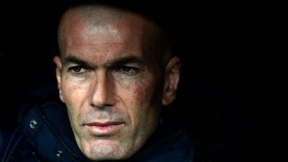 Zinedine Zidane, en el banquillo con gesto pensativo. (AFP)