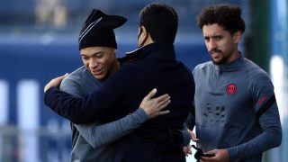 Al Khelaifi se abraza con Mbappe. (AFP)