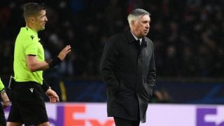 Carlo Ancelotti protesta al árbitro durante el partido. (AFP)