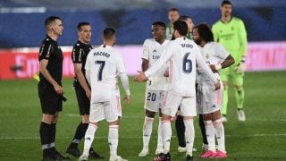 Los jugadores del Real Madrid piden explicaciones a Estrada Fernández durante el Madrid-Betis de la temporada pasada. (Getty)