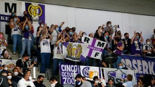 Los aficionados del Real Madrid, en las gradas del Palacio de los Deportes de Granada. (ACB Photo)