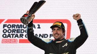 Fernando Alonso, en el podio del GP de Qatar 2021. (AFP)