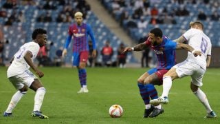 Memphis protege un balón ante Kroos en el Clásico de la Supercopa de España. (AFP)