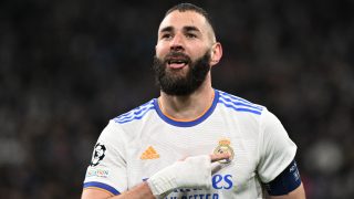 Karim Benzema celebra uno de los goles al PSG. (AFP)