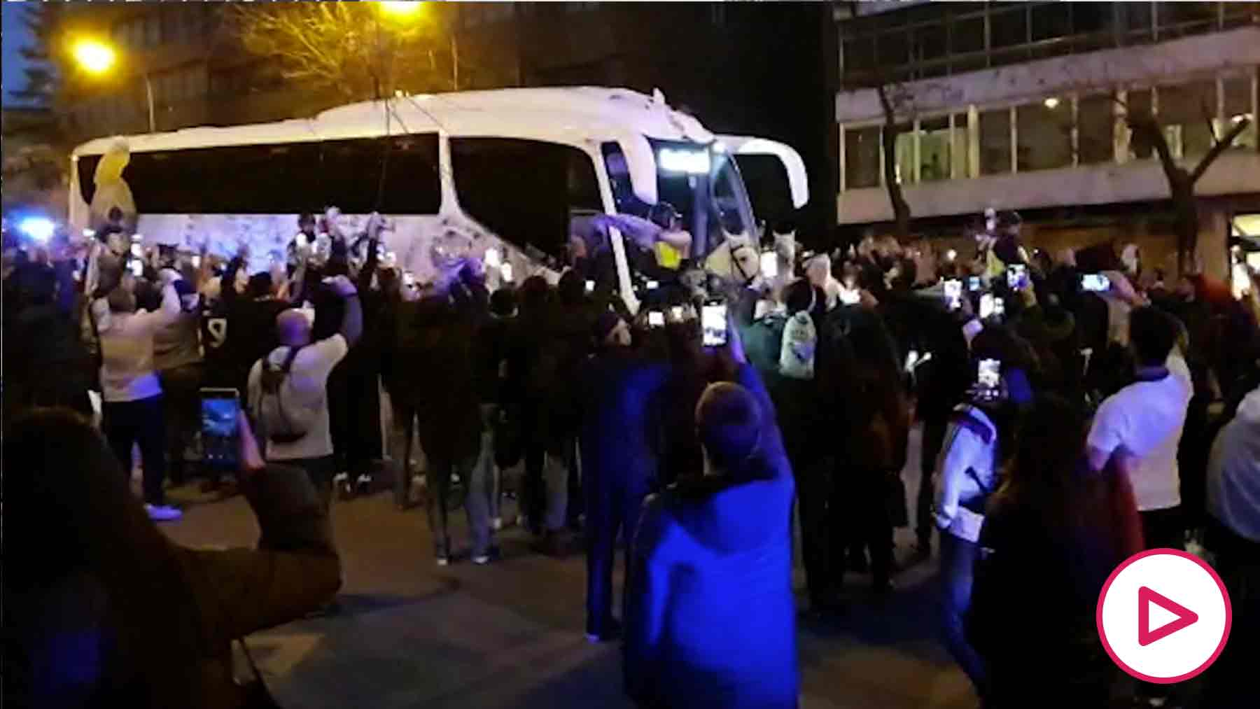 Así fue el espectacular recibimiento del autobús del Real Madrid a su ...