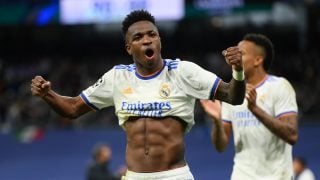 Vinicius, con Militao de fondo, celebra la remontada al PSG. (Getty)