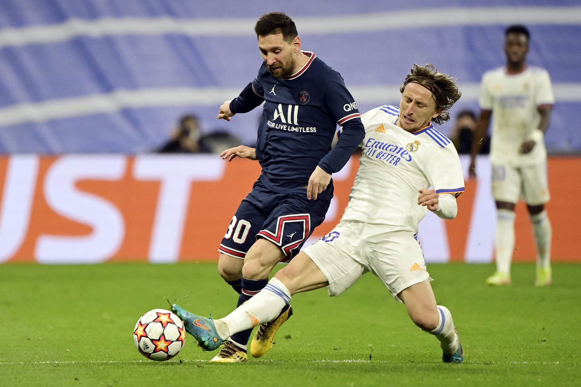 Modric roba un balón a Messi. (AFP)