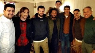Los jugadores del Real Madrid con los dueños del restaurante, Moisés Chacrón y Hugo Ruiz.