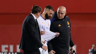 Karim Benzema se retira lesionado ante el Mallorca. (EFE)