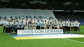 «Todos con Ucrania» en el Bernabéu. (Getty)