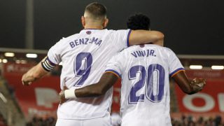 Benzema y Vinicius celebran un gol del Real Madrid en Son Moix. (AFP)