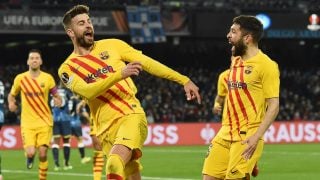 Piqué y Jordi Alba, con la camiseta de la senyera. (Getty)