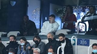 Benzema, desesperado en el palco del Bernabéu.