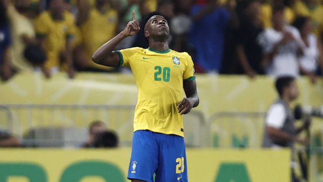 Vinicius celebra su primer gol con Brasil