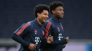 Gnabry corre junto a Alaba en un entrenamiento con el Bayern. (AFP)