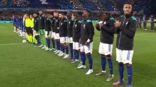 Los jugadores del Real Madrid vistieron de blanco con las medias azules.