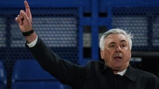 Ancelotti da instrucciones en el Chelsea-Real Madrid. (AFP)