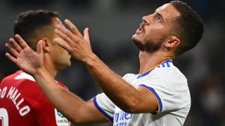 Hazard se lamenta en un partido con el Real Madrid. (AFP)